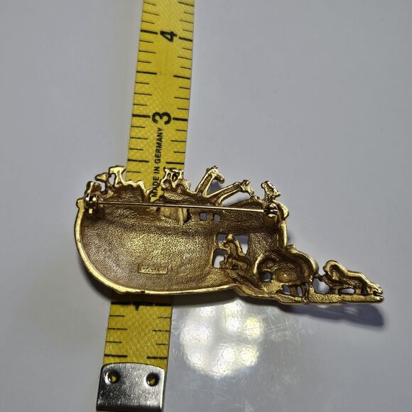 Vintage Matte Gold Tone Noah's Arc Pin Brooch with Animals Signed AJC - Picture 5 of 10